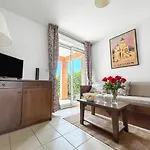 Avec Terrasse, Piscine Et Parking