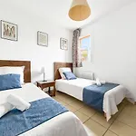 Avec Terrasse, Piscine Et Parking