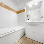 Avec Terrasse, Piscine Et Parking *